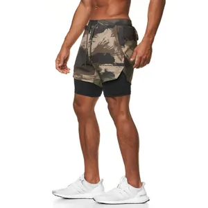 Vista lateral detallada de pantalones cortos de camuflaje de doble capa en modelo.