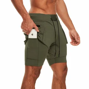 Detalle de pantalones cortos deportivos 2 en 1 verde oliva con bolsillo interno para teléfono.