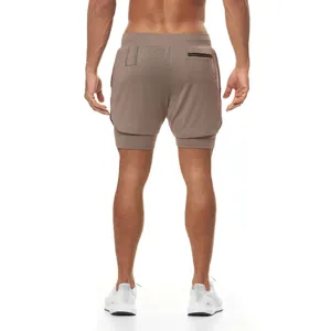 Vista trasera de pantalones cortos deportivos 2 en 1 para hombre con lazo para toalla y bolsillo.