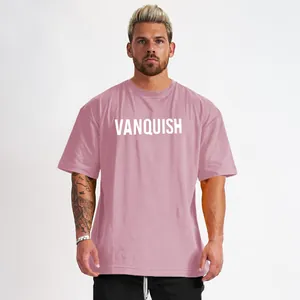 Vooraanzicht van een oversized roze katoenen fitness t-shirt met wit Vanquish-logo