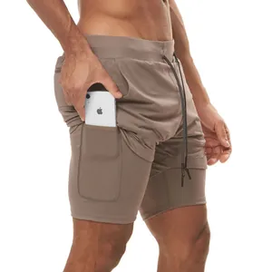 Primer plano del bolsillo lateral en pantalones cortos deportivos marrones de doble capa