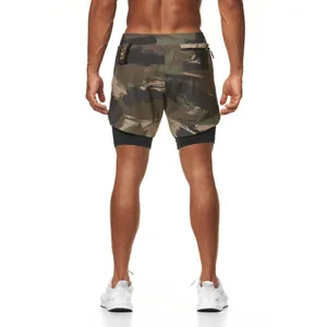 Vista trasera detallada de pantalones cortos de running de camuflaje 2 en 1 con bolsillo