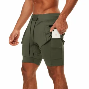 Detalle de los pantalones cortos deportivos 2 en 1 para hombre con práctico bolsillo interno