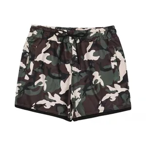 Detailansicht der schnelltrocknenden Camouflage-Laufshorts für Herren mit Kordelzug