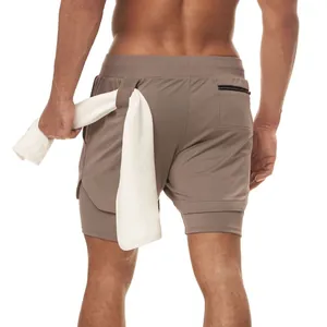 Detalle de pantalones cortos deportivos de hombre con bucle para toalla para gimnasio