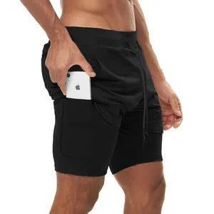 Vista detallada del pantalón corto deportivo 2 en 1 negro para hombre con bolsillo