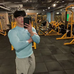Professionelles hellblaues Langarm-Kompressionsoberteil für Herren im Fitnessstudio-Umfeld.