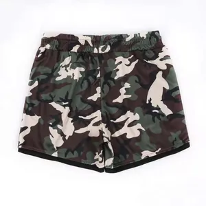 Detailansicht der Rückseite von Herren-Schnelltrocknenden Camouflage-Sportshorts für Fitness