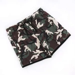 Detailansicht der Camouflage-Mesh-Sportshorts mit Kordelzug und doppellagigem Saumdesign.