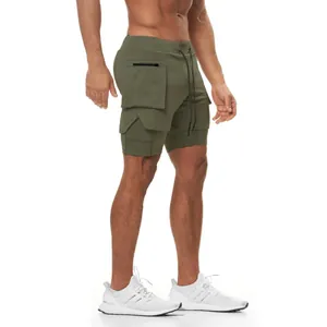 Vista lateral detallada de pantalones cortos de fitness transpirables de doble capa para hombre