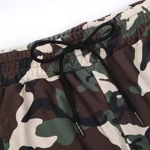 Detailansicht des Kordelzug-Bunds an schnell trocknenden Camouflage-Mesh-Shorts