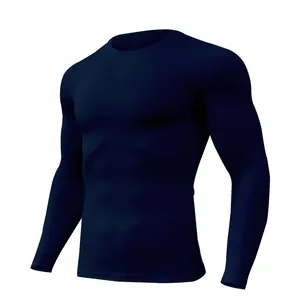 Schräge Ansicht des dunkelblauen Kompressionsshirts, die athletische Passform zeigt