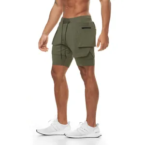 Detalle de pantalones cortos deportivos 2 en 1 verde oliva para hombre con malla y bolsillo