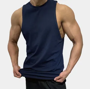 Detailansicht des dunkelblauen Muskel-Tanks für Herren mit sportlicher Passform.