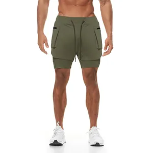Vista frontal de pantalones cortos de fitness 2 en 1 verde oliva para hombre en modelo