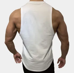 Detaillierte Rückansicht eines weißen, eng anliegenden Gym-Tanks für Krafttraining
