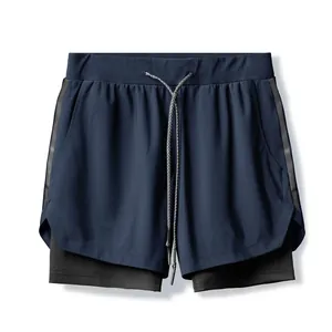 Vista detallada de los pantalones cortos deportivos de doble capa azul marino con cordón
