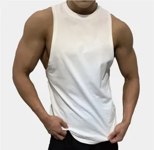 Detaillierte Ansicht eines weißen Herren-Muskel-Tanks für Fitness- und Krafttraining.
