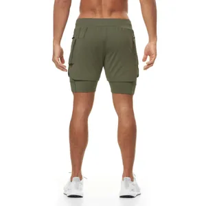 Vista posterior detallada de pantalones cortos deportivos de doble capa verde oliva en modelo