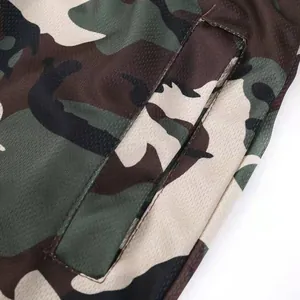 Makroansicht von Camouflage-Mesh-Gewebe mit hochwertigen Nähten und Taschendetails im Detail