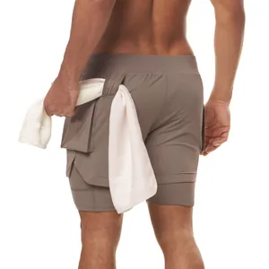 Vista detallada de los pantalones cortos de deporte 2 en 1 con práctico lazo para toalla.