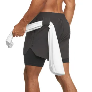 Vista trasera de pantalones cortos de running 2 en 1 con bucle para toalla blanca.