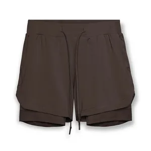Detalle de pantalones cortos deportivos 2 en 1 marrón oscuro para hombre para gimnasio