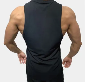 Rückansicht eines schwarzen Muskel-Gym-Tanks an einem Fitnessmodell mit sportlicher Passform.