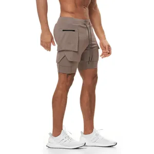 Detalle de pantalones cortos de fitness de doble capa para hombre con bolsillo lateral