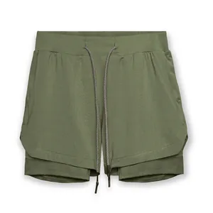 Pantalones cortos deportivos de doble capa para hombre en color verde oliva con cordón