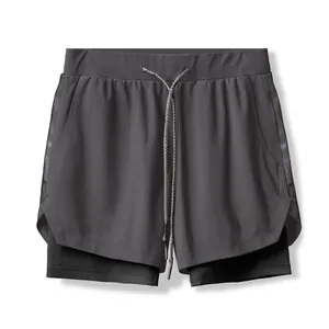 Vista frontal detallada de pantalones cortos de running 2 en 1 para hombre transpirables