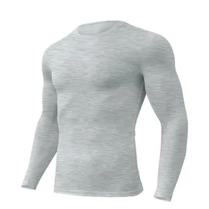 Detaillierte Ansicht des grauen Langarm-Kompressionsshirts für Herren Fitnesstraining