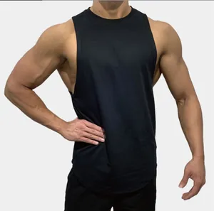 Detaillierte Nahaufnahme eines schwarzen ärmellosen Muscle-Fit-Fitness-Tanktops für Herren