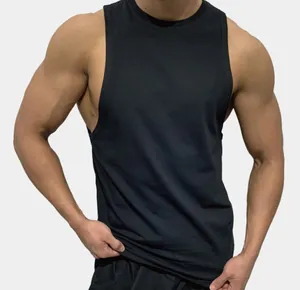 Nahaufnahme eines schwarzen Herren-Muskelshirts für das Fitnessstudio mit athletischer Passform