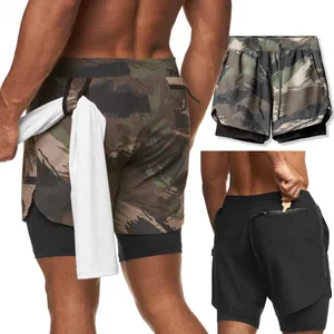 Detalle de pantalón corto 2 en 1 camuflaje para hombre con lazo para toalla.