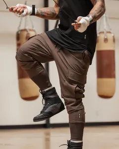 Détail du pantalon de jogging cargo marron pour hommes pour l'entraînement et la course