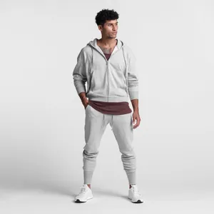 Ganzkörperansicht von grauen Herren-Jogginghosen und Hoodie-Set für Fitnesstraining