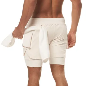 Vista trasera de pantalones cortos deportivos de doble capa para hombre con lazo para toalla.