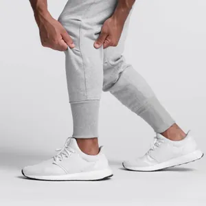 Detailansicht der hellgrauen elastischen Jogginghose mit Rippbündchen für das Fitnesstraining