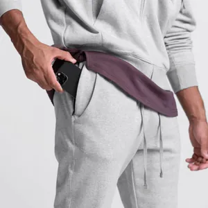 Nahaufnahme von grauen Herren-Jogginghosen mit einer funktionellen Reißverschlusstasche.