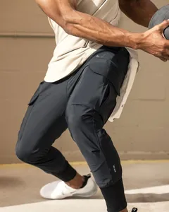 Détail du pantalon de jogging cargo noir coupe ajustée pour homme pour le fitness et sport