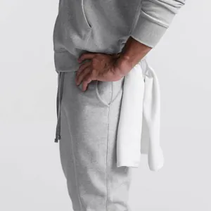 Detailansicht des Bundes und der Tasche grauer Herren-Jogginghose mit Handtuch