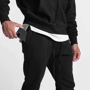 Detailansicht der schwarzen Herren-Sport-Jogginghose mit praktischer Handytasche.