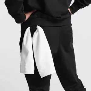 Detailansicht der schwarzen Herren-Jogginghose mit praktischer Handtuchschlaufe hinten.