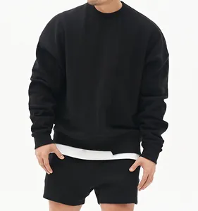 Vista detallada de la sudadera negra de gran tamaño con un diseño clásico de cuello redondo