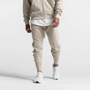 Detailansicht der beigen Slim-Fit-Jogginghose für Herren mit elastischem Kordelzug.
