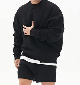 Sudadera negra oversize con cuello redondo, hombros caídos y detalle de dobladillo