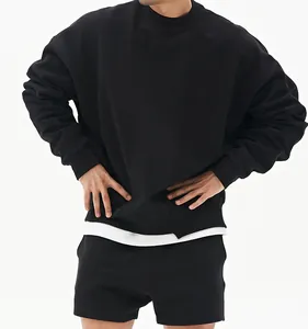 Detalle de una sudadera negra oversize de cuello redondo para hombre