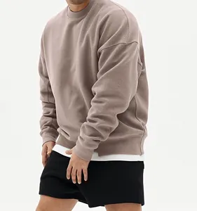 Vista detallada de una sudadera oversize taupe para hombre con cuello redondo y hombros caídos