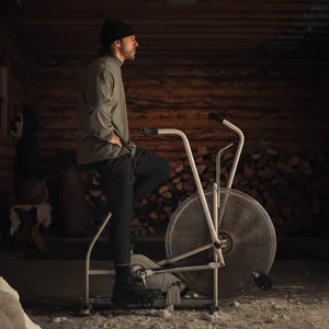 Short d'entraînement double couche et legging pour homme lors d'une séance de fitness